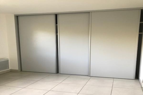 ATELIER_DE_BAZILLE_VILLA_18_CHAMBRE1_PLACARD_AIGUELONGUE_IGS_CAPRIM_MONTPELLIER
